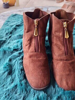 Pierre Dumas Brown Faux Suede Ankle Boots Front Zip Size 7